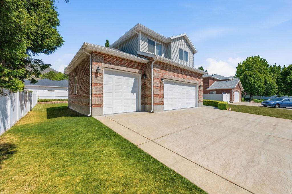 Photo of 914 N 400 W, Centerville, UT 84014 (MLS # 2157924)