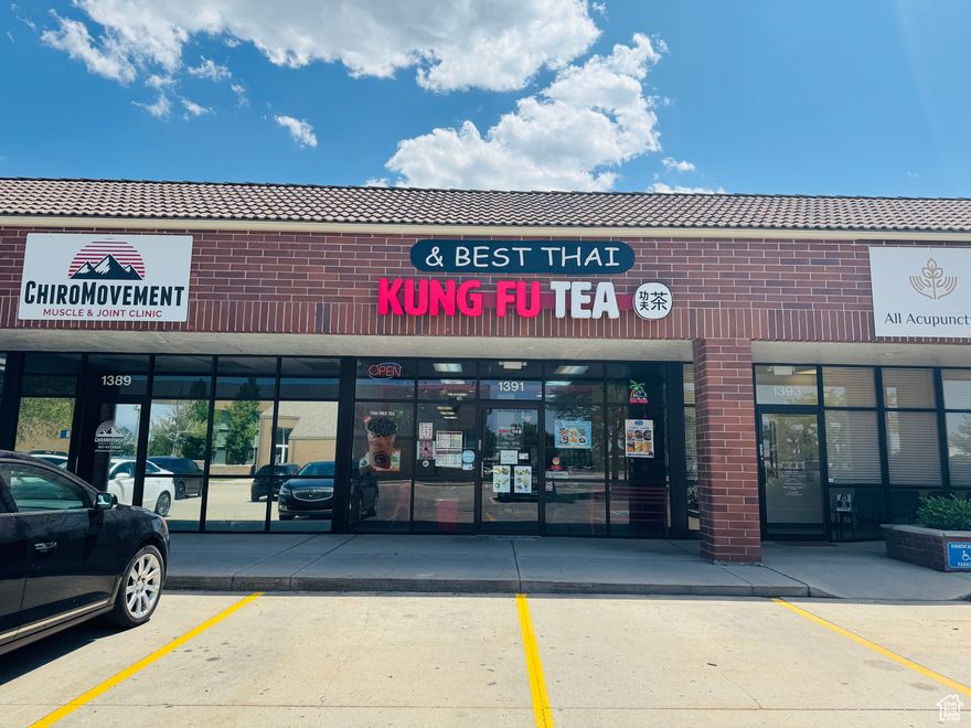 Turn on keys Resturant Business for sell.  A franchise of Kung Fu Tea and include Best Thai Kitchen.