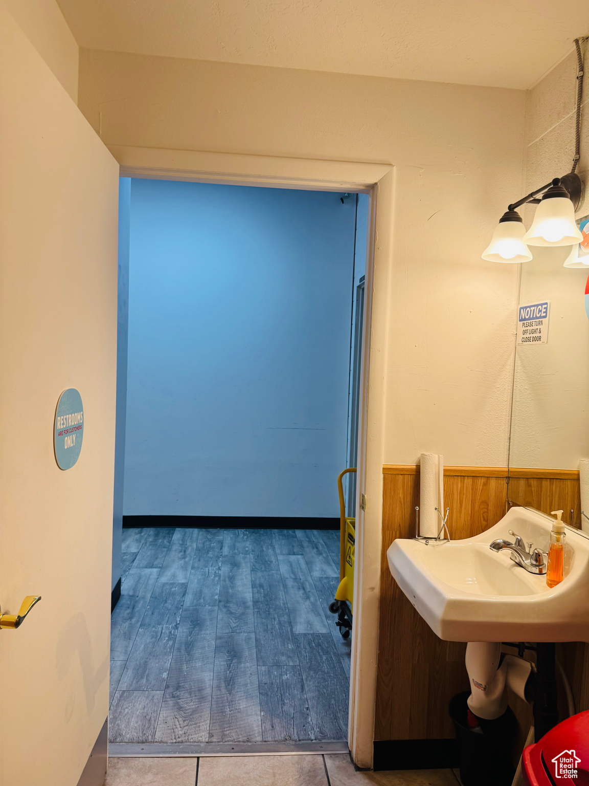 Main image without alt text