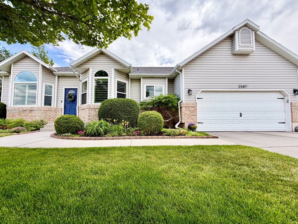 Photo of 2587 W VISTA MEADOWS DR, Riverton, UT 84065 (MLS # 2182492)
