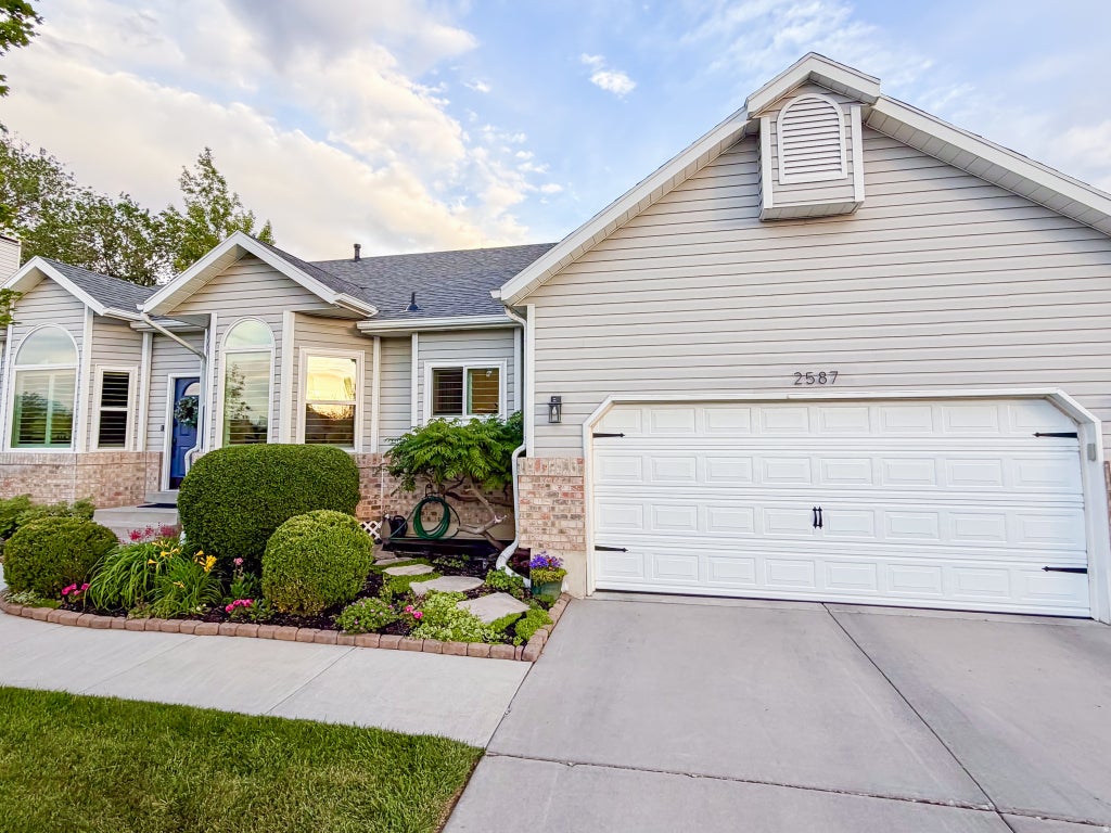 Photo of 2587 W VISTA MEADOWS DR, Riverton, UT 84065 (MLS # 2182492)