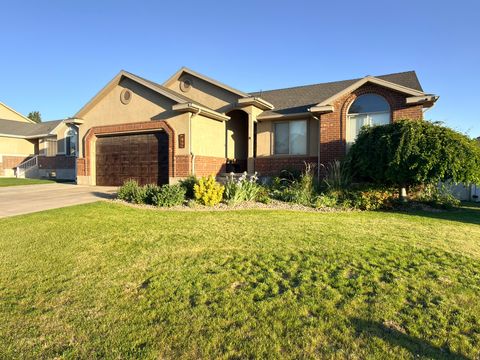 Tiny photo for 955 W 25 N, Clearfield, UT 84015 (MLS # 2157412)