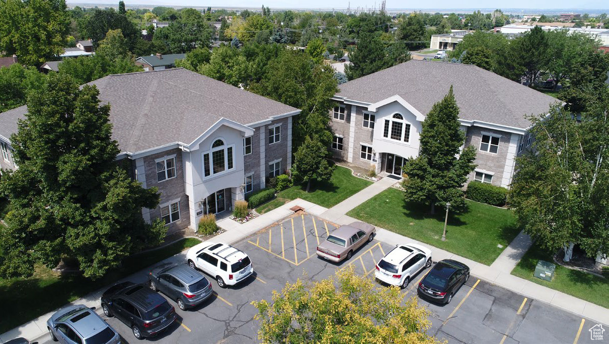 LEXINGTON COMMONS - Commercial Lease