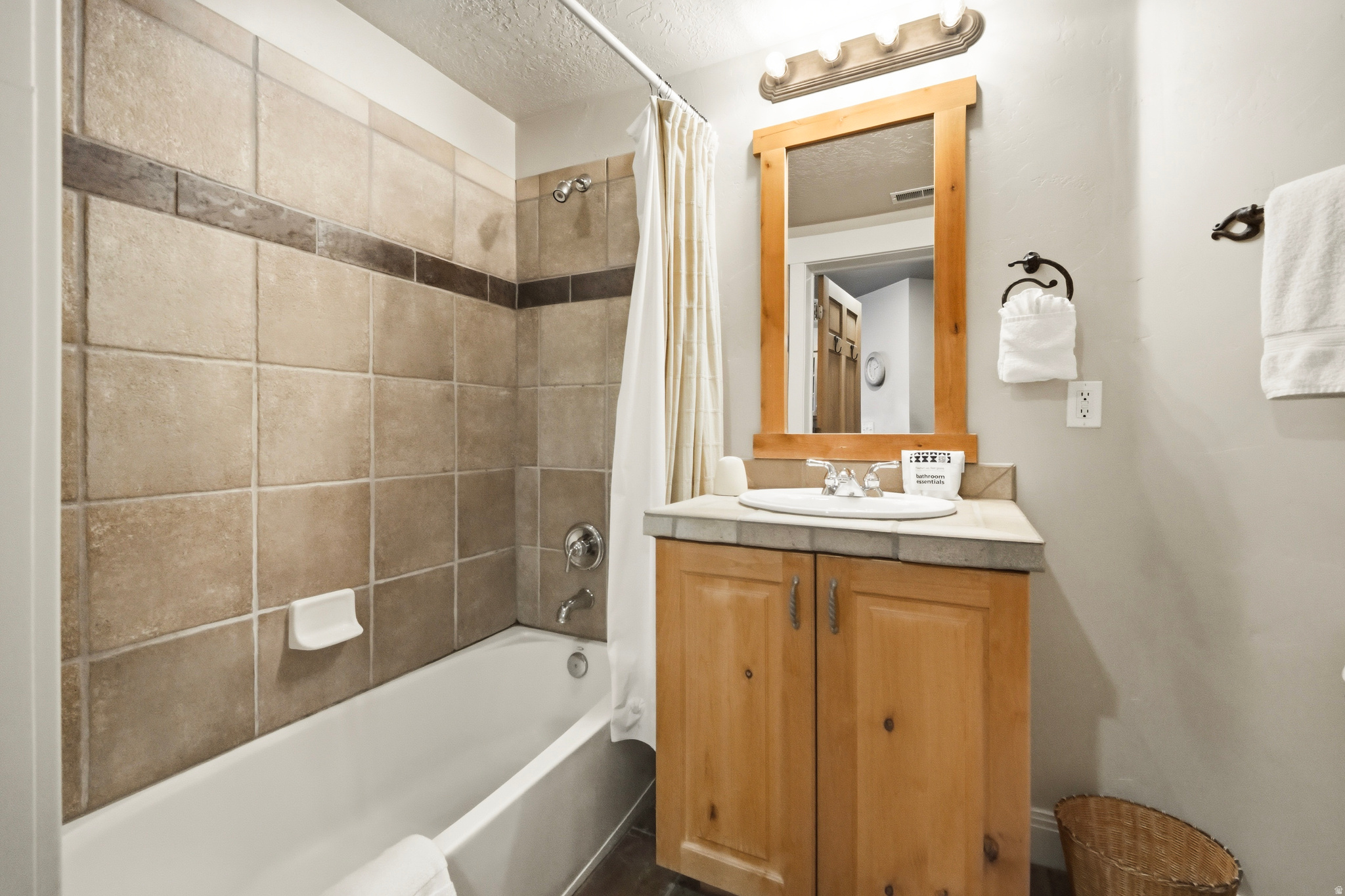 TOWN POINTE - Residential Lease