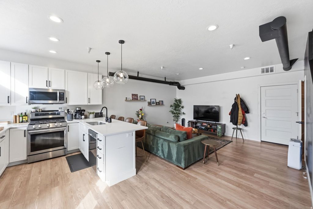 Photo of 449 N BEAUMONT CT E, Salt Lake City, UT 84116 (MLS # 2143185)