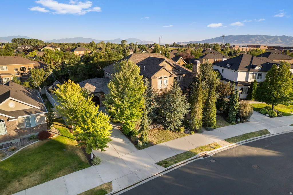 Photo of 292 E CLUBVIEW LN, Lehi, UT 84043 (MLS # 2166759)