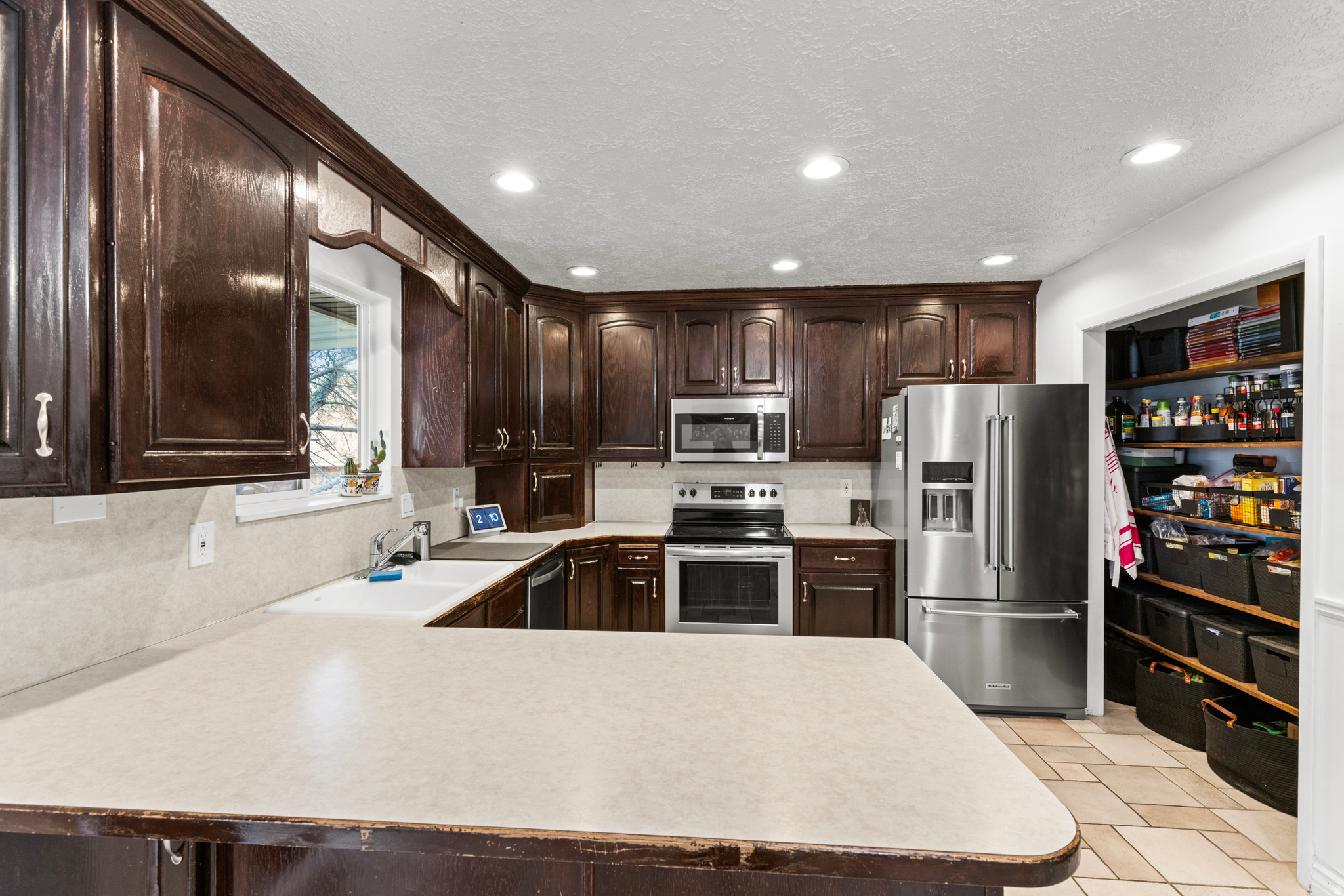 TOWN & COUNTRY ESTAT - Residential