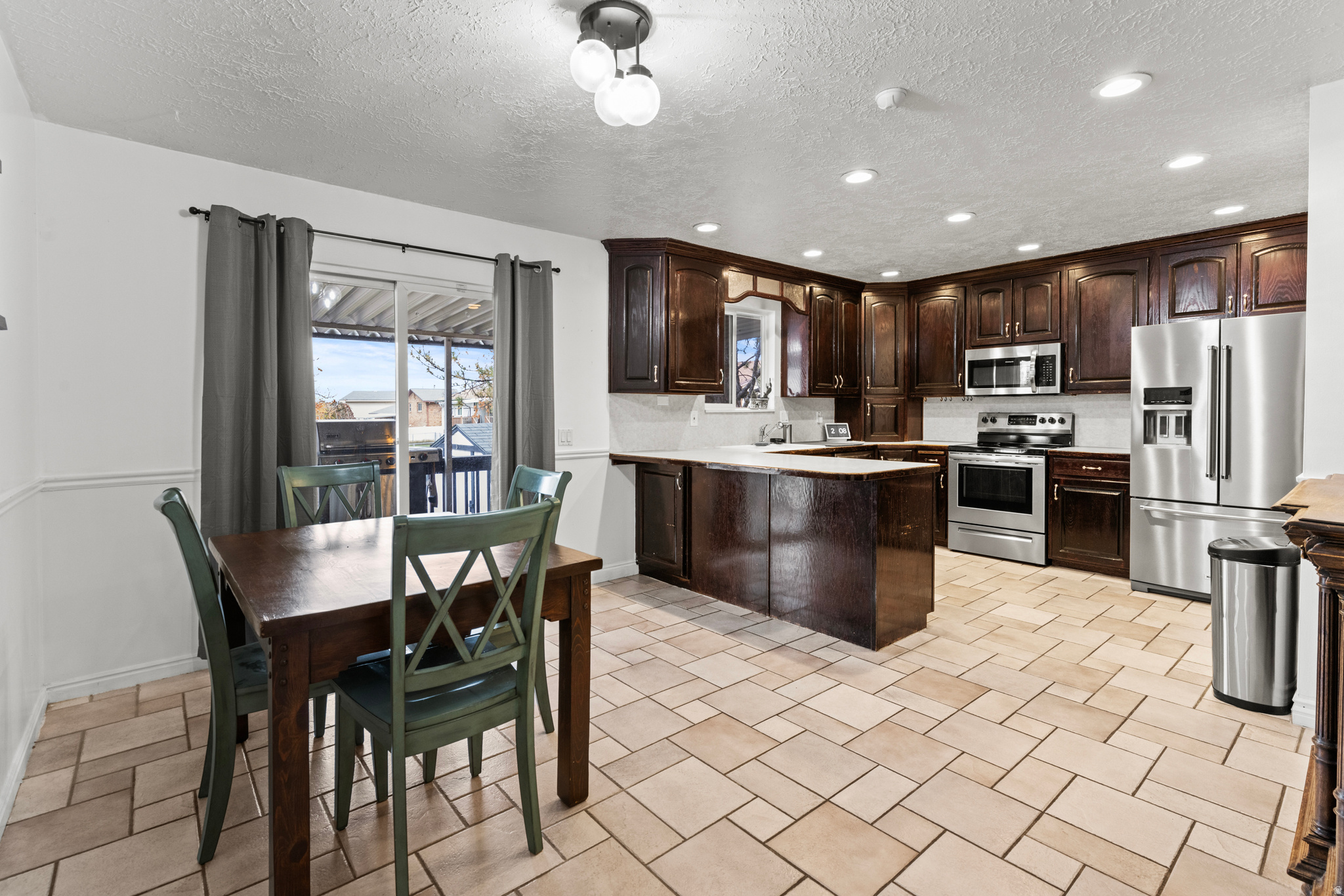 TOWN & COUNTRY ESTAT - Residential