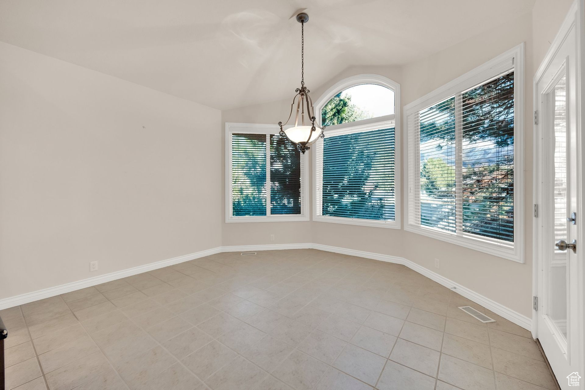 8215 Rossett Green Ln, Sandy, Utah image 11