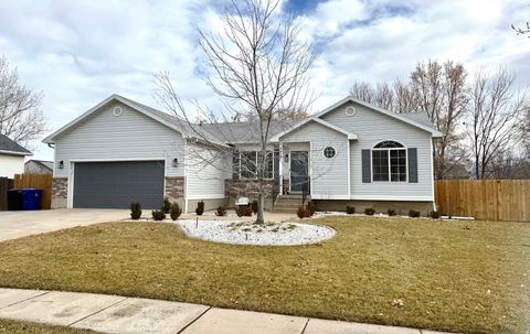 Photo of 2077 S 1575 W, Syracuse, UT 84075 (MLS # 2128792)
