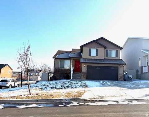 Photo of 273 W AUTUMN DR, Saratoga Springs, UT 84045 (MLS # 2133597)