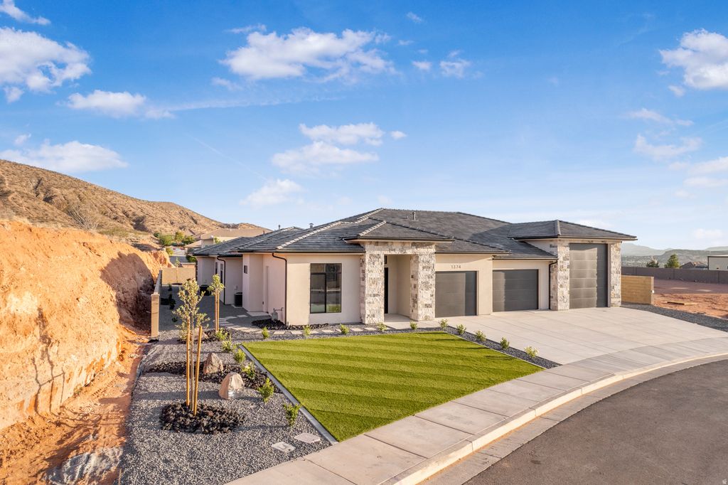 Photo of 1374 E PONY TRAIL WAY, Washington, UT 84780 (MLS # 2157156)