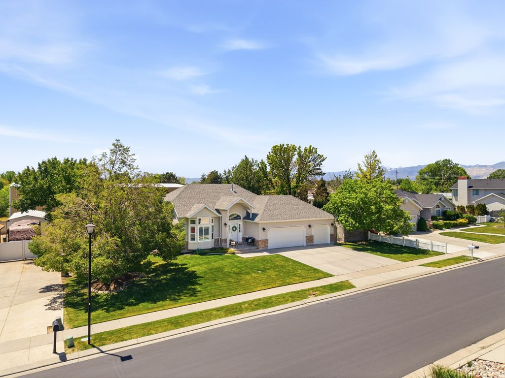 Photo of 2601 W BRIDLE OAK DR, South Jordan, UT 84095 (MLS # 2157687)