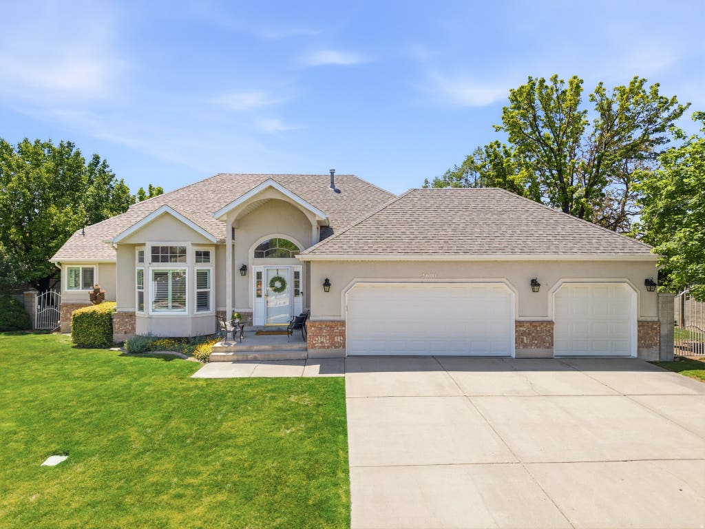 Photo of 2601 W BRIDLE OAK DR, South Jordan, UT 84095 (MLS # 2157687)
