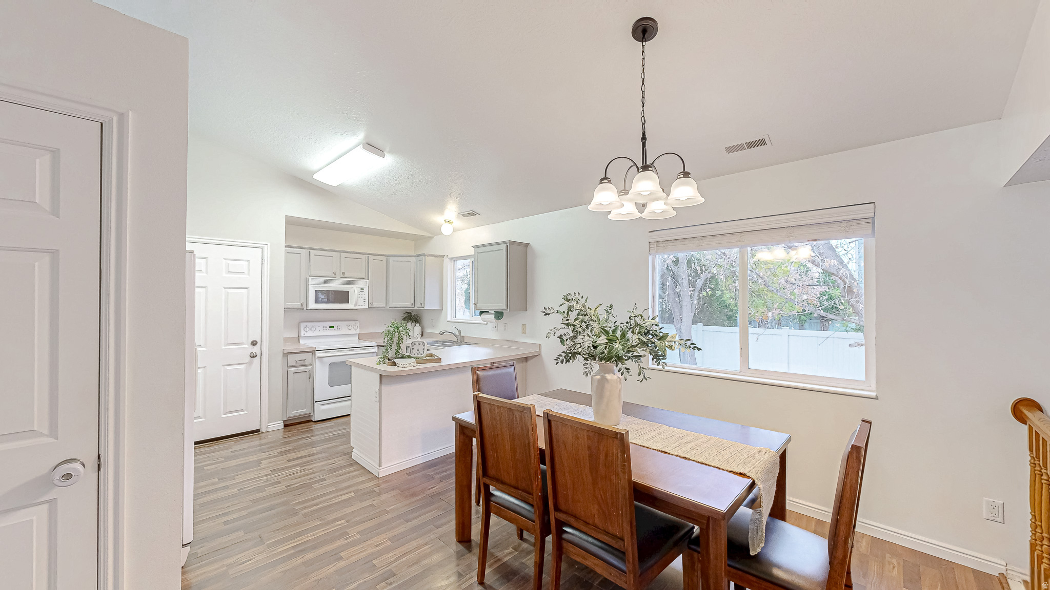 COUNTRY ESTATES - Residential