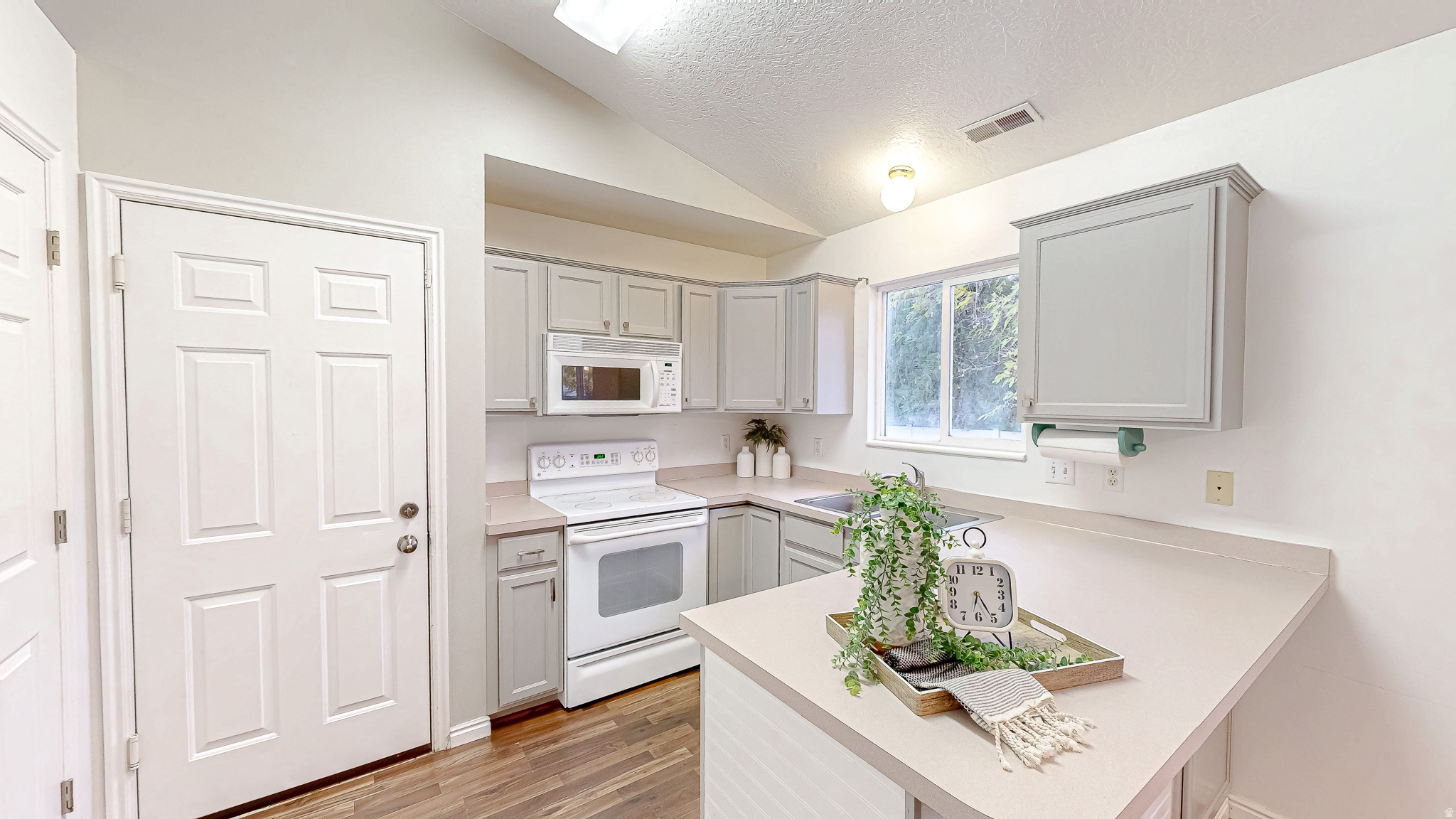 COUNTRY ESTATES - Residential