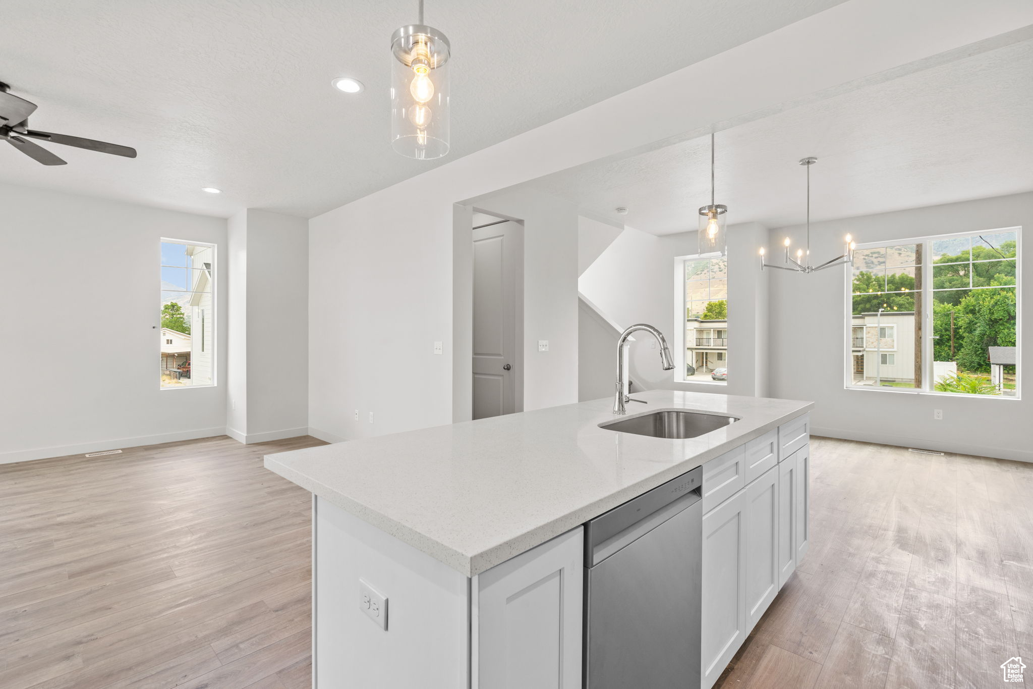 Provo, Utah 84606, United States, 3 Bedrooms Bedrooms, ,3 BathroomsBathrooms,Residential,Pending,184945