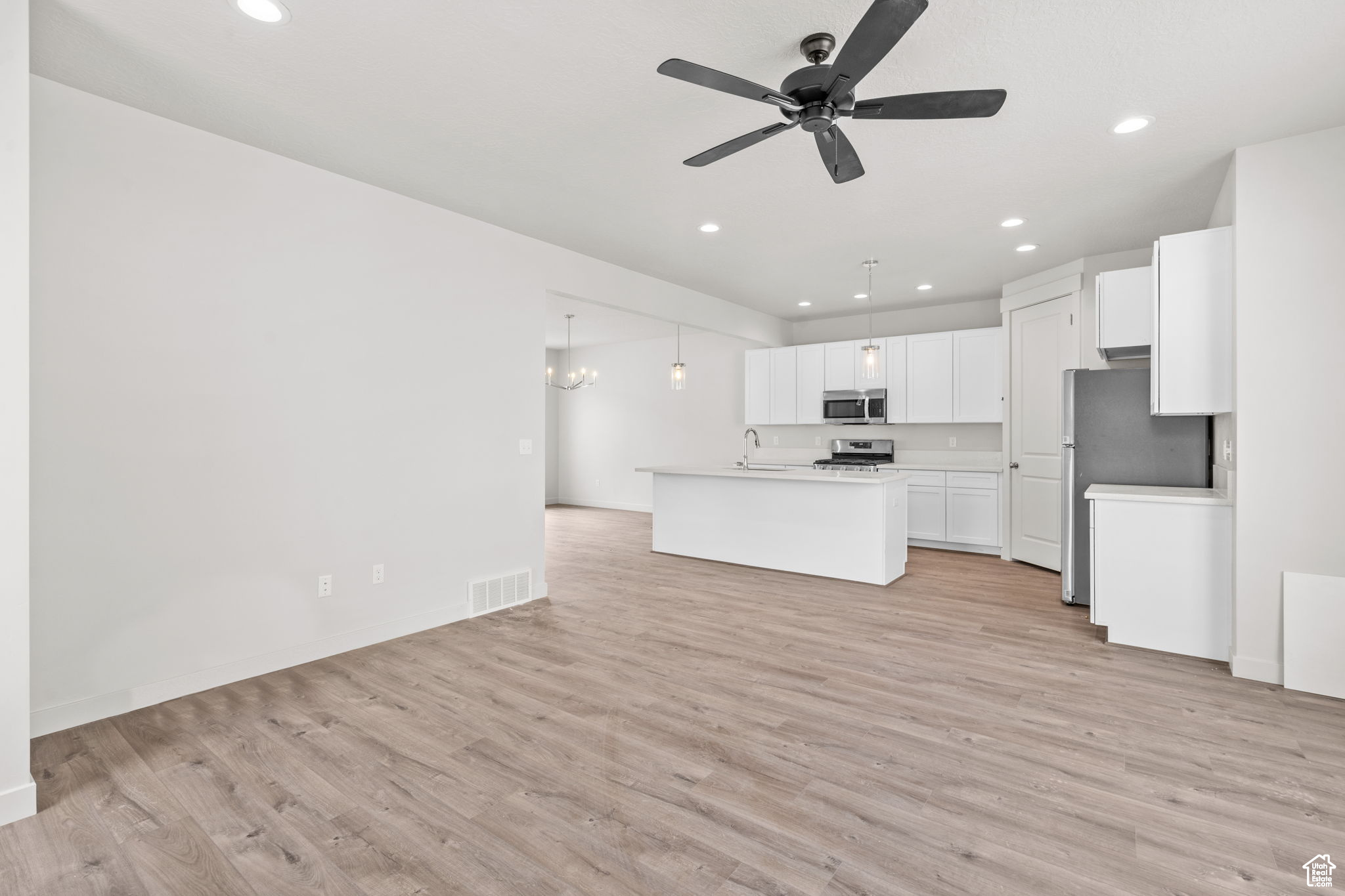 Provo, Utah 84606, United States, 3 Bedrooms Bedrooms, ,3 BathroomsBathrooms,Residential,Pending,184945