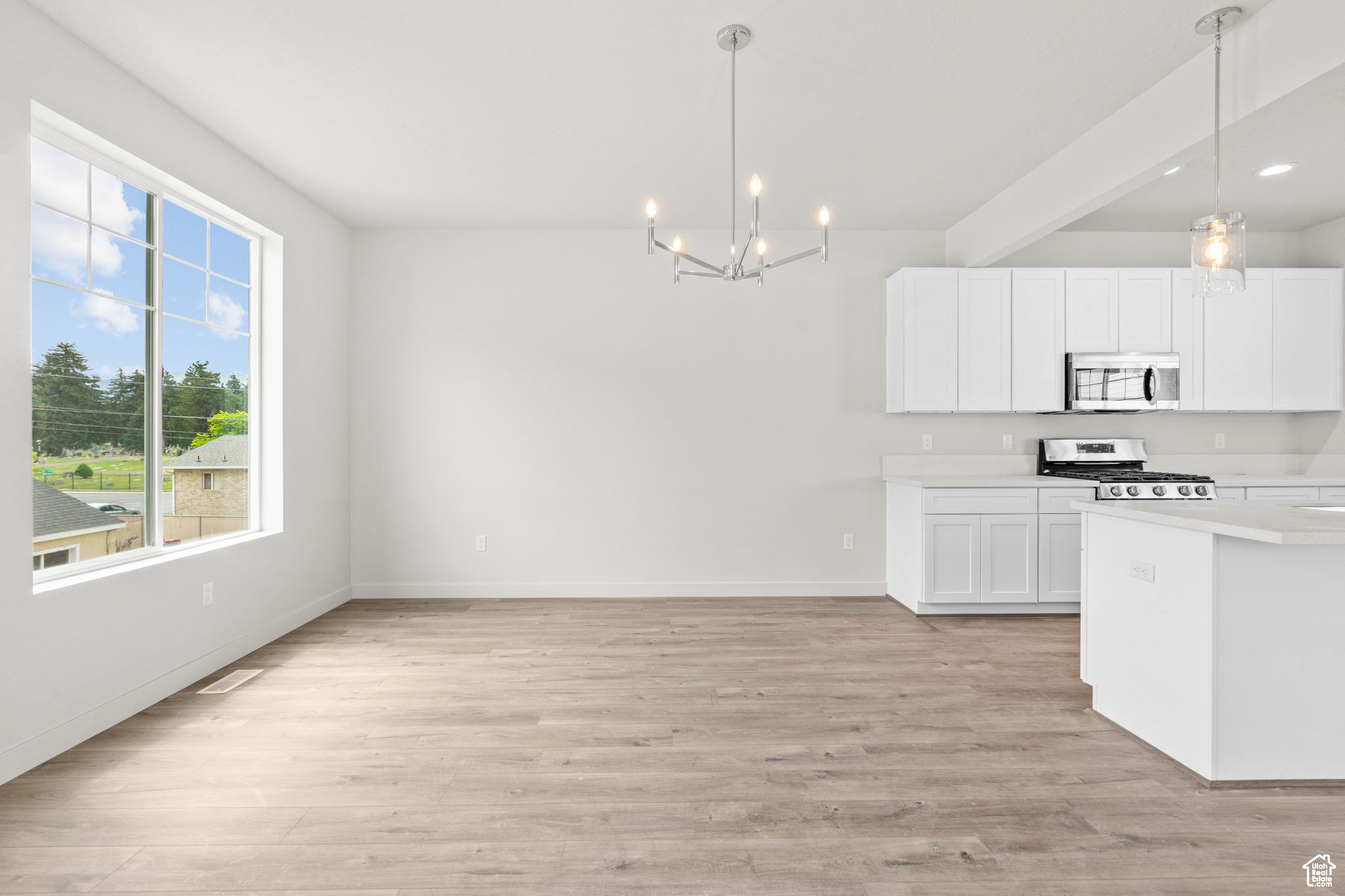 Provo, Utah 84606, United States, 3 Bedrooms Bedrooms, ,3 BathroomsBathrooms,Residential,Pending,184945