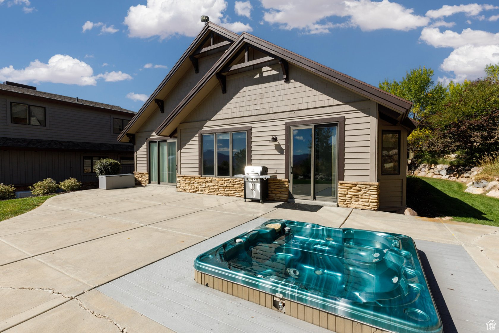 TRAPPERS RIDGE - Residential