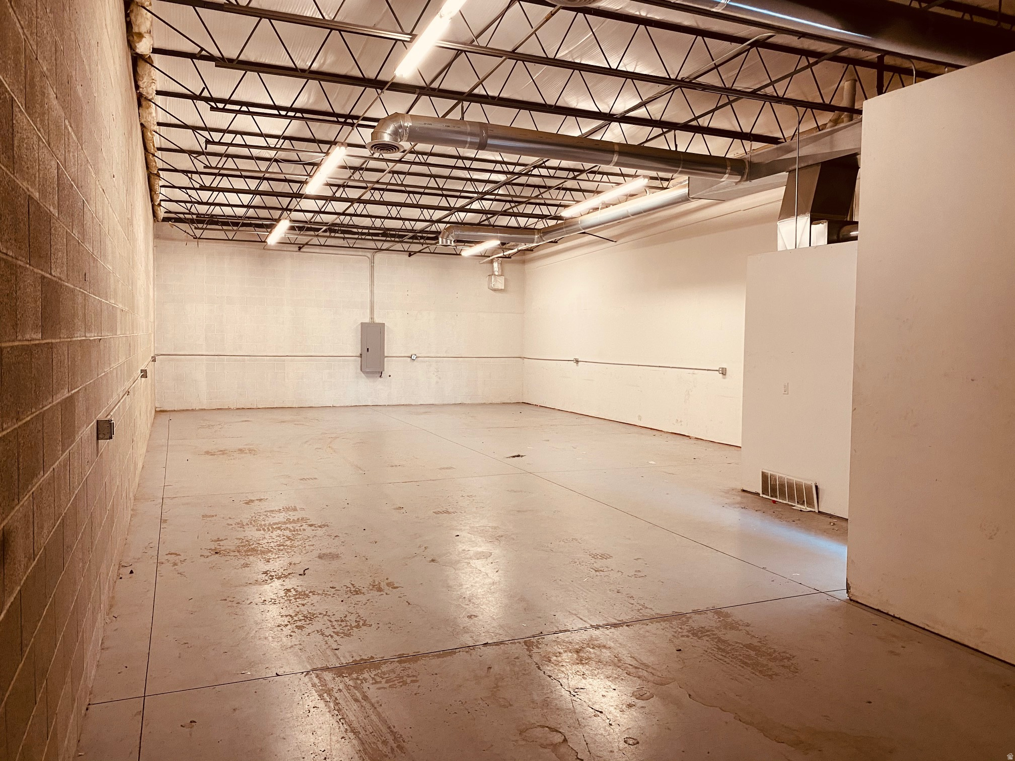 LOGAN INDUSTRIAL - Commercial Lease