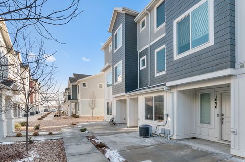 Photo of 1098 E QUARTERDECK WAY, Saratoga Springs, UT 84045 (MLS # 2135008)