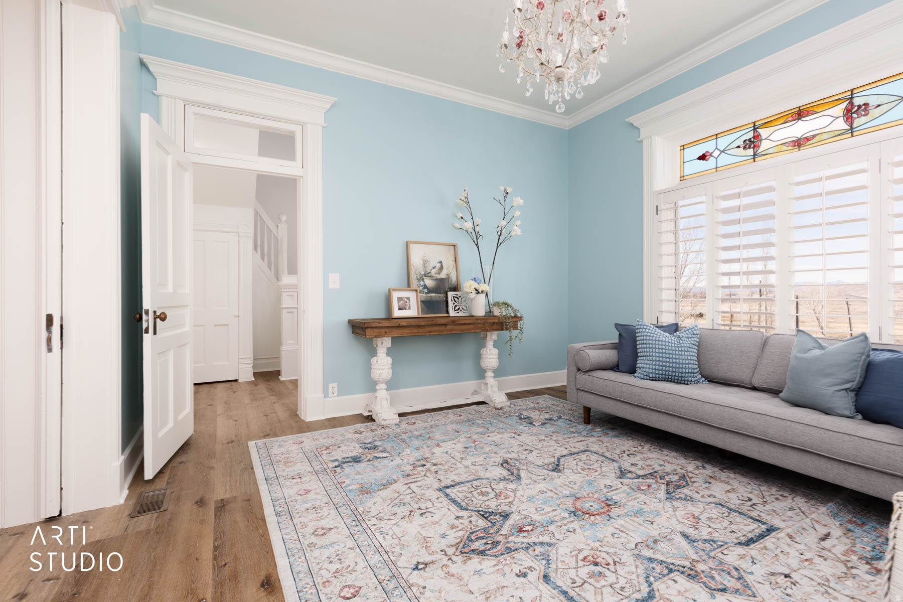 Main image without alt text