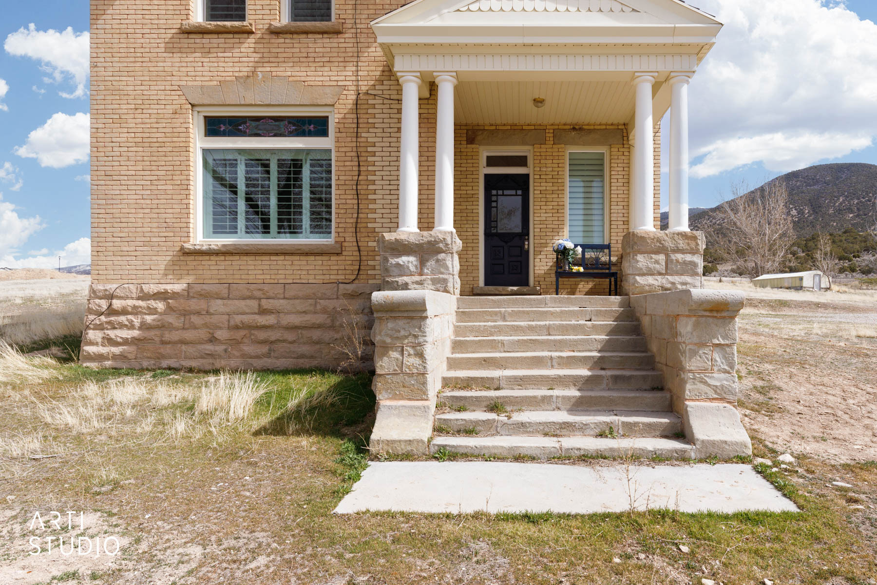 Main image without alt text