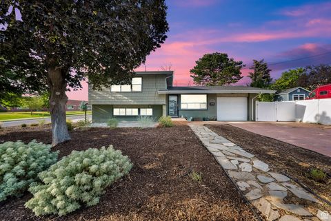 Photo of 3113 E UPLAND Dr S, Salt Lake City, UT 84109 (MLS # 2110299)