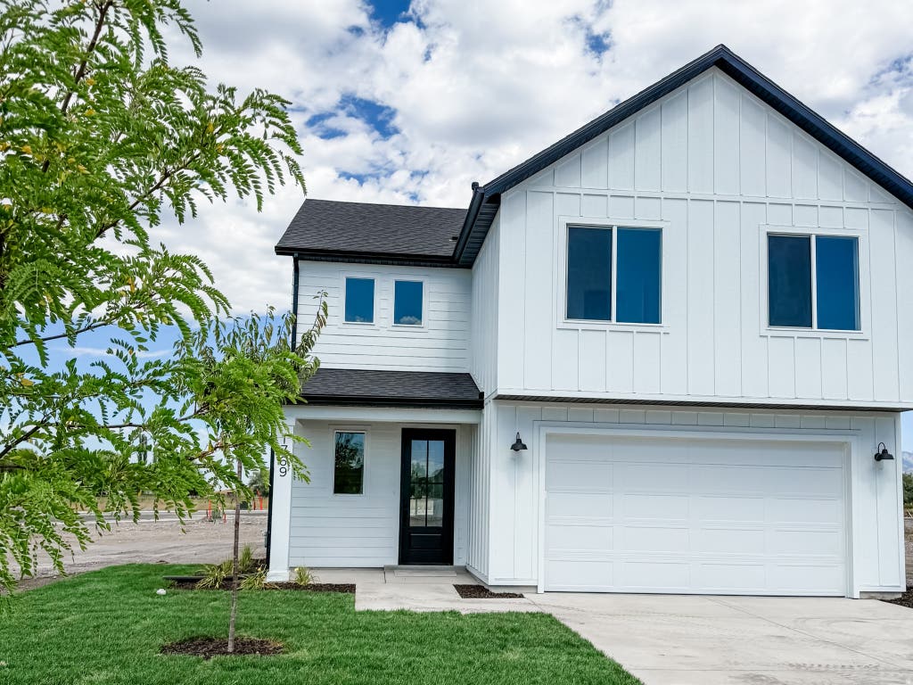 Photo of 1769 W RIVERGATE DR #204, Logan, UT 84321 (MLS # 2180537)