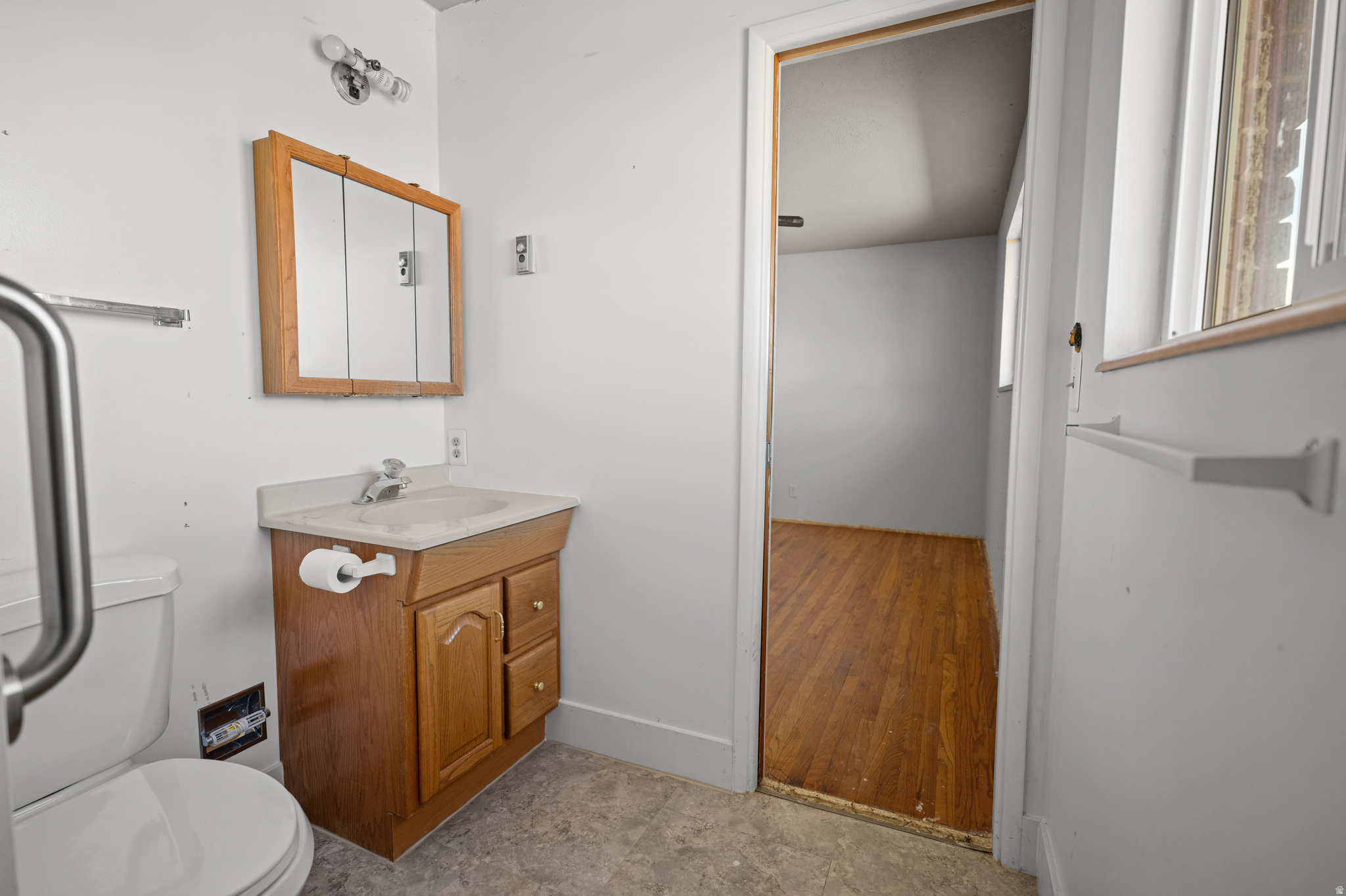 Main image without alt text