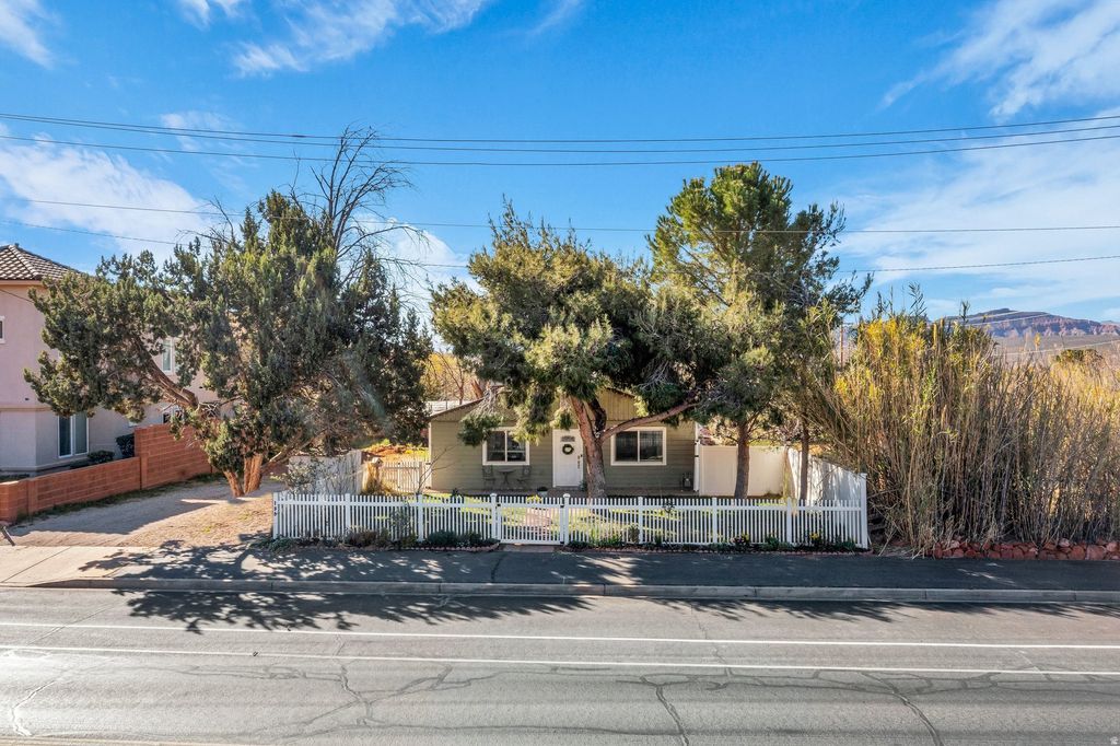 Photo of 185 W CENTER ST, Ivins, UT 84738 (MLS # 2141257)