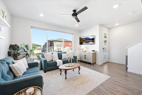 Photo of 1010 W LAPIS FIELDS WAY, Bluffdale, UT 84065 (MLS # 2144345)