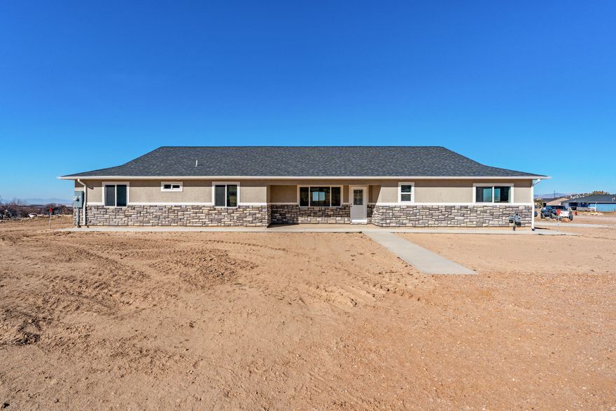 Buy it for the views! Single level living in this brand new ranch style home in Oak City Canyon. Large 1.13 acre lot with the home perfectly positioned to enjoy the beautiful mountain and valley views. Animals allowed, so finish the yard to fit your needs with additional outbuildings, landscaping or places for livestock. Open floorplan has large bedrooms, walk-in pantry, bonus storage room, 2nd living room, primary suite, and a finished garage.