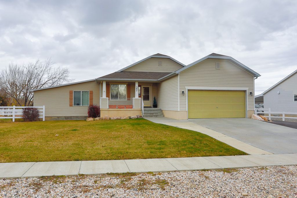 Photo of 397 TRIPLE CROWN WAY, Grantsville, UT 84029 (MLS # 2124293)