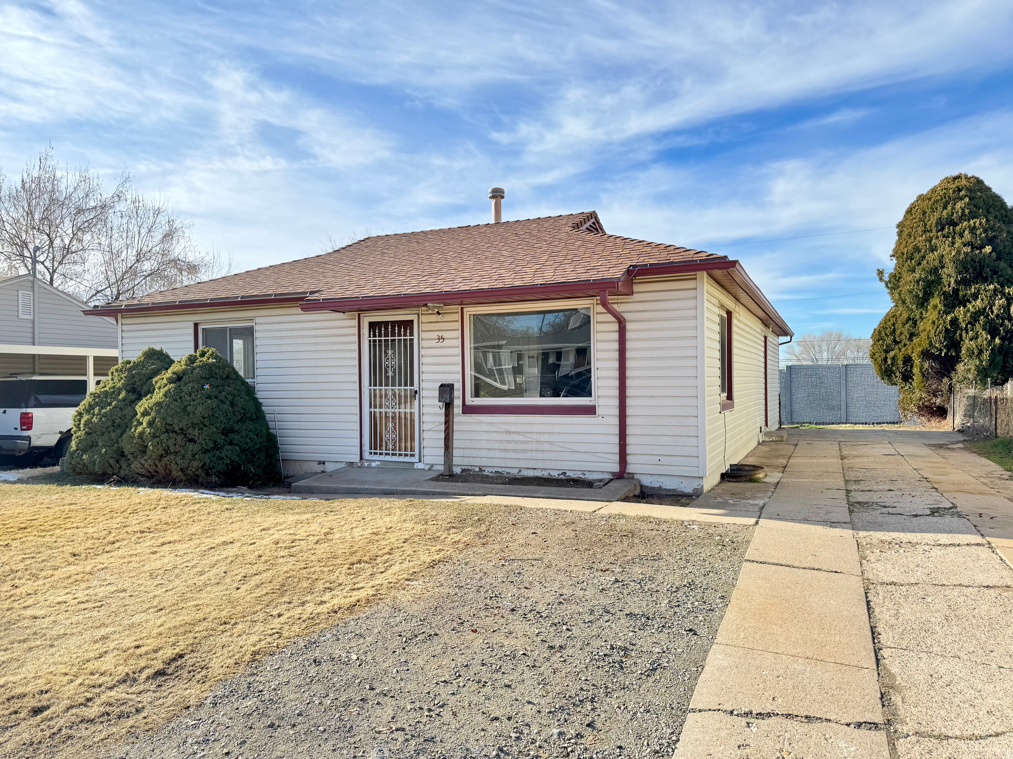 Main image without alt text