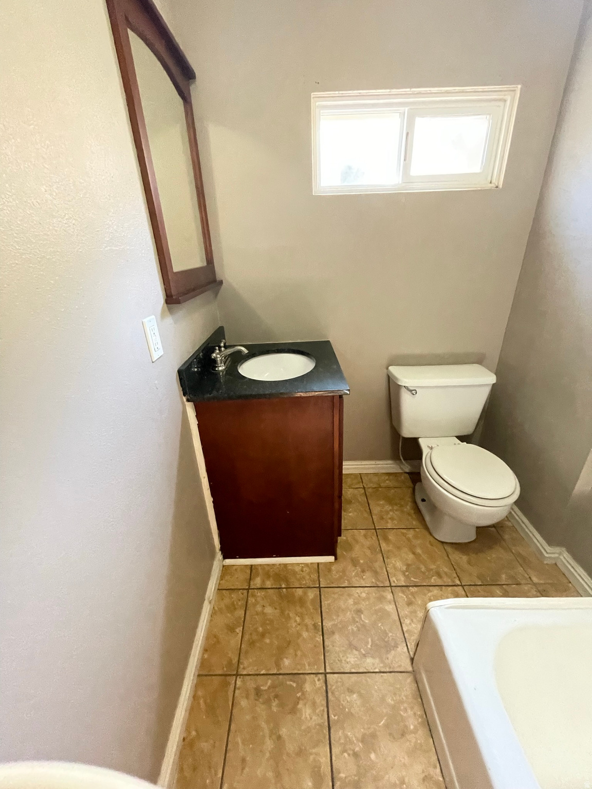 Main image without alt text