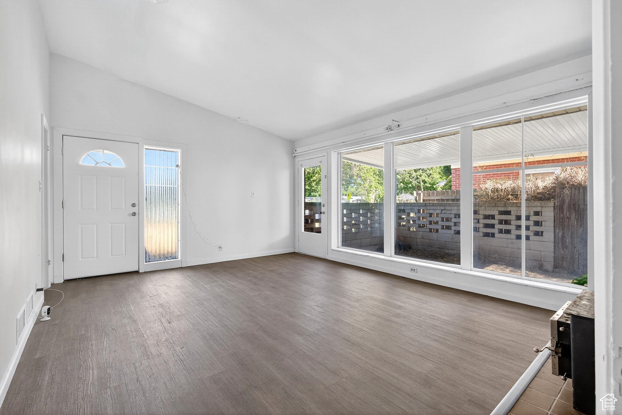 ALLEY ABUTTI - Residential