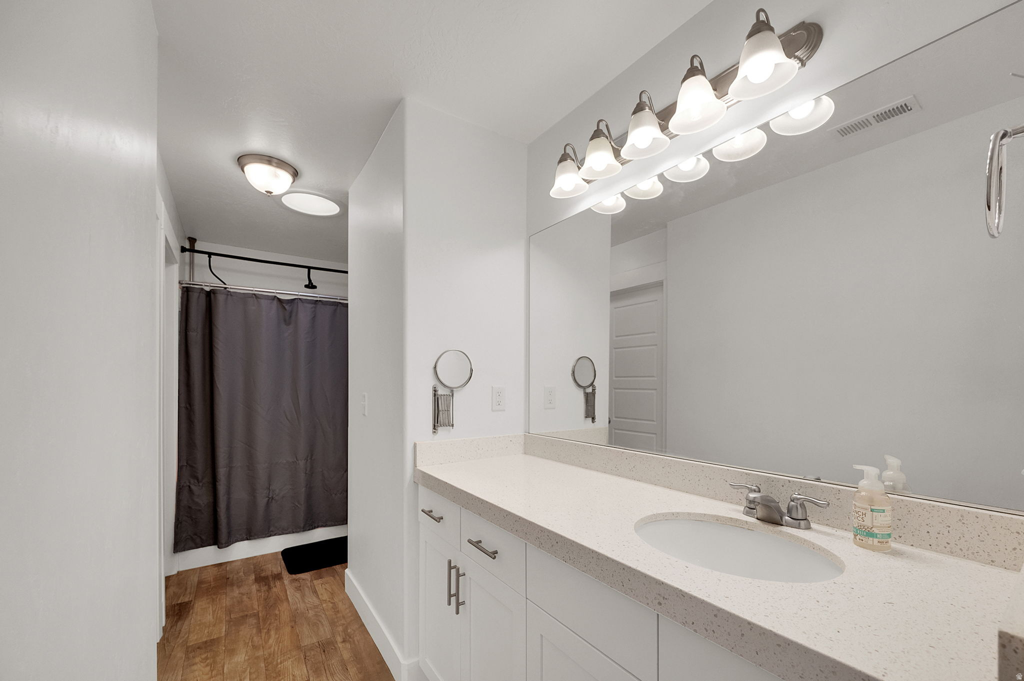 SILVER LAKE - Residential