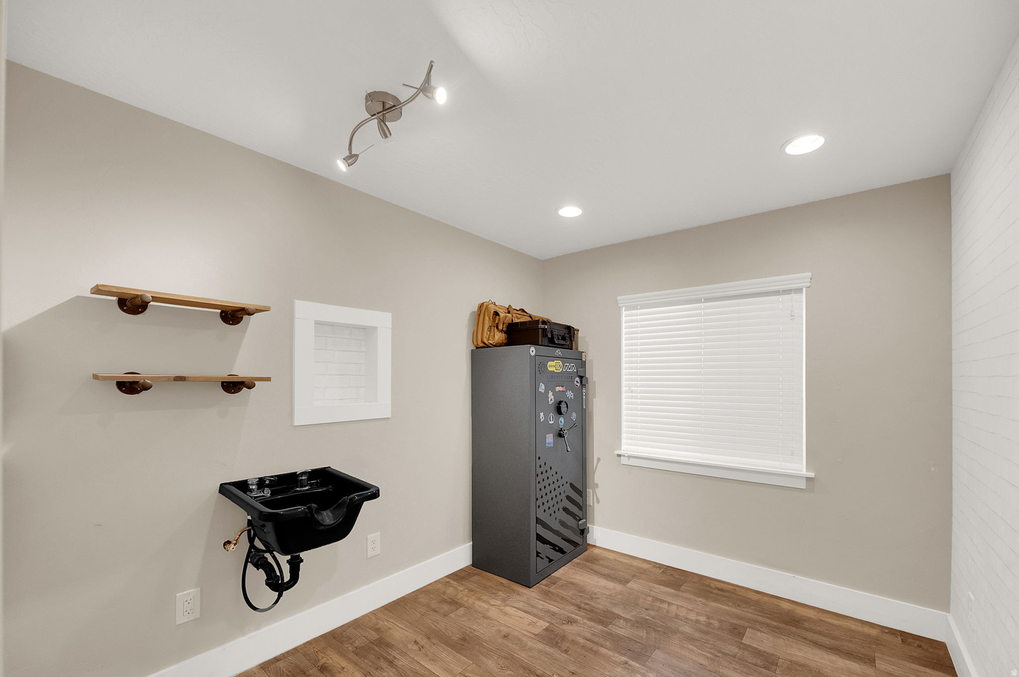 SILVER LAKE - Residential