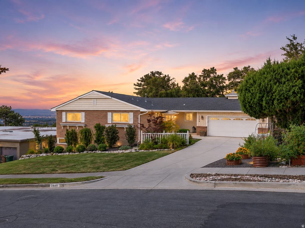 Photo of 2849 E GLEN OAKS DR, Salt Lake City, UT 84109 (MLS # 2176723)