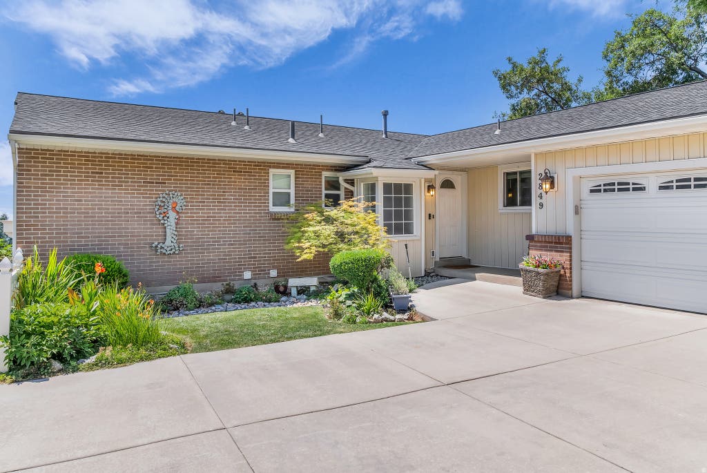 Photo of 2849 E GLEN OAKS DR, Salt Lake City, UT 84109 (MLS # 2176723)