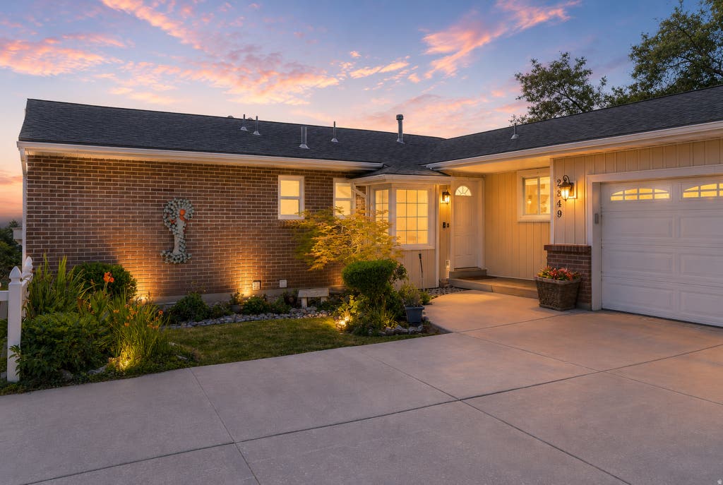 Photo of 2849 E GLEN OAKS DR, Salt Lake City, UT 84109 (MLS # 2176723)