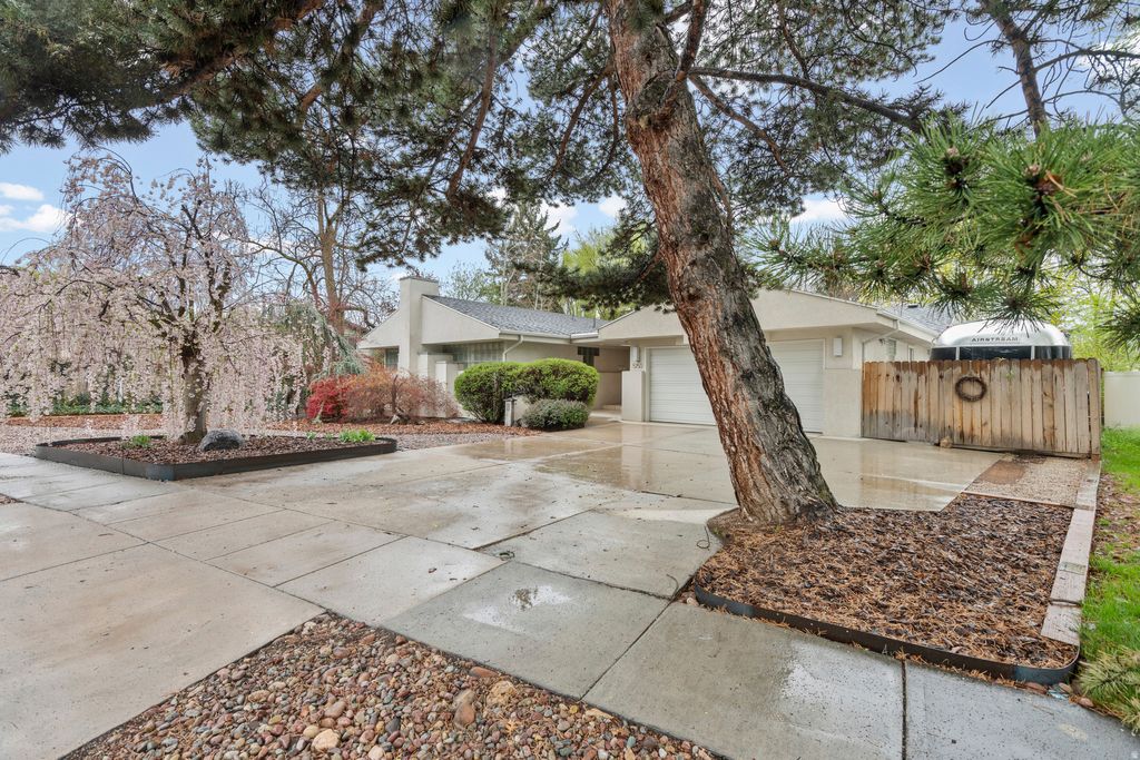 Photo of 5750 GLENBROOK DR, Holladay, UT 84121 (MLS # 2149256)