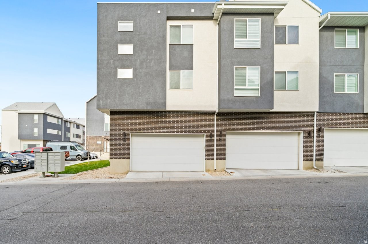 SANDRIDGE VILLAGE TOWNHOMES - Residential