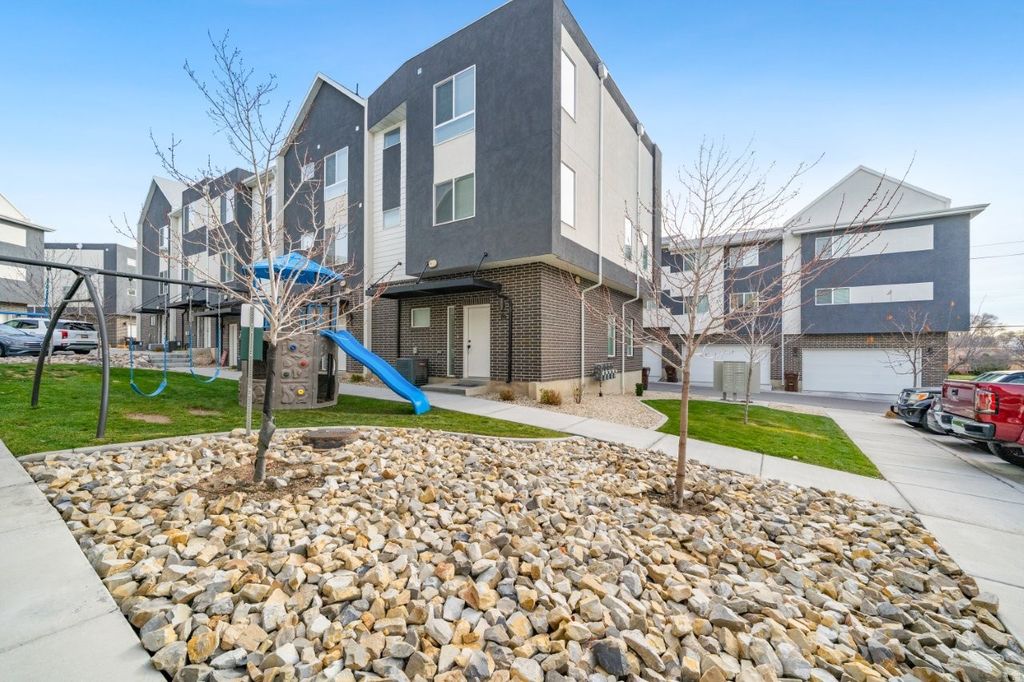 Photo of 70 E WEEKES WAY, Clearfield, UT 84015 (MLS # 2126085)