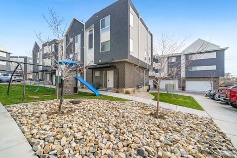 Photo of 70 E WEEKES WAY, Clearfield, UT 84015 (MLS # 2126085)