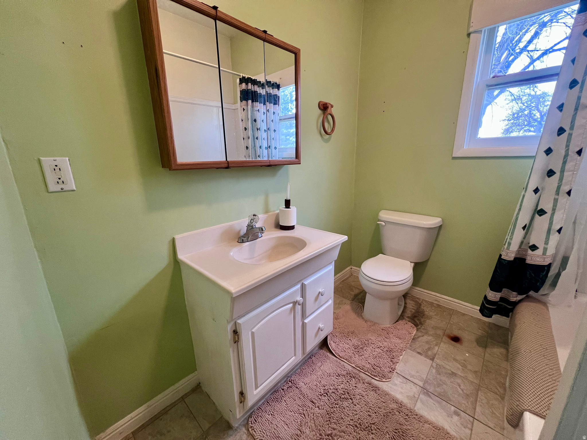 Main image without alt text