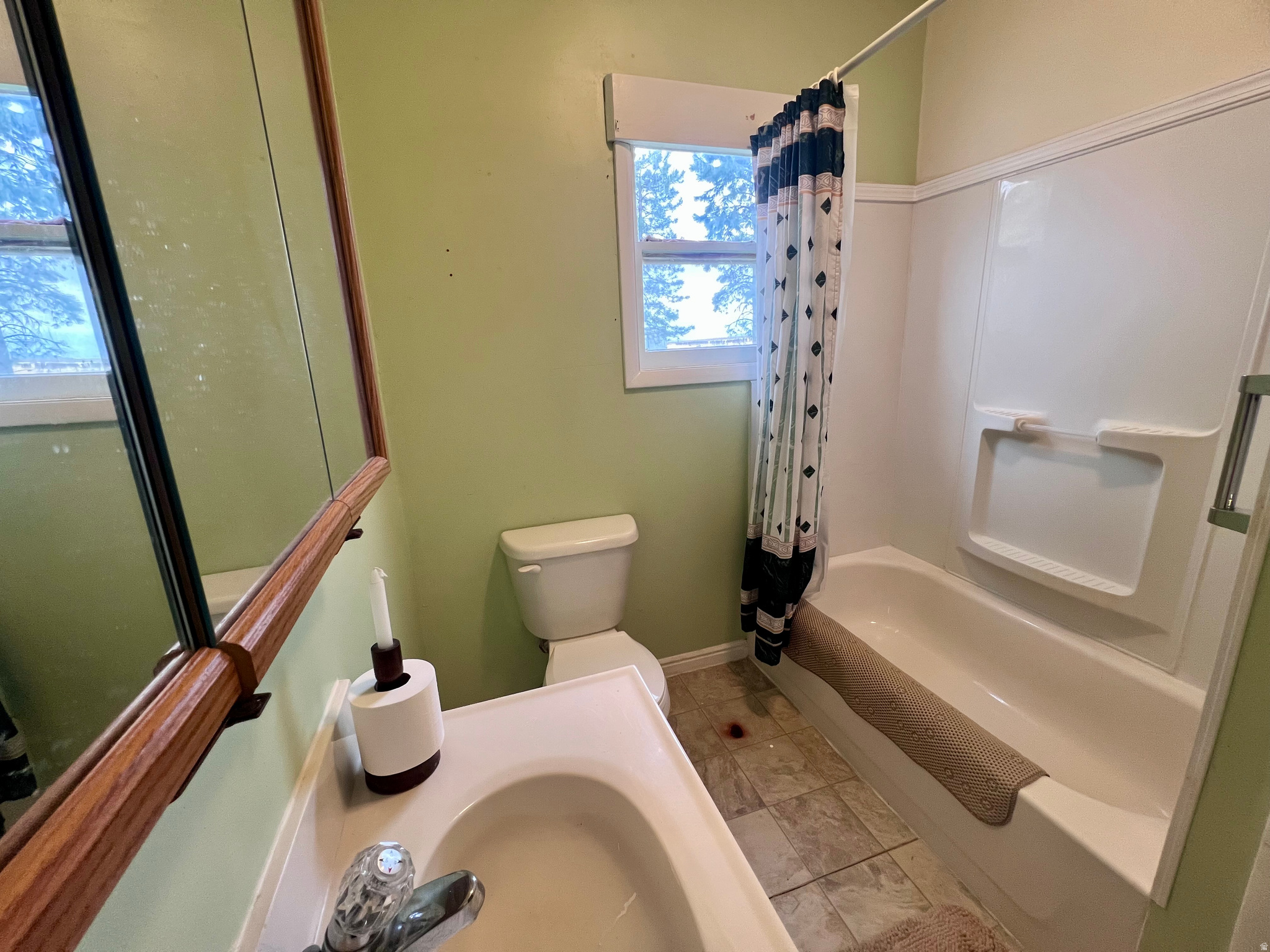 Main image without alt text