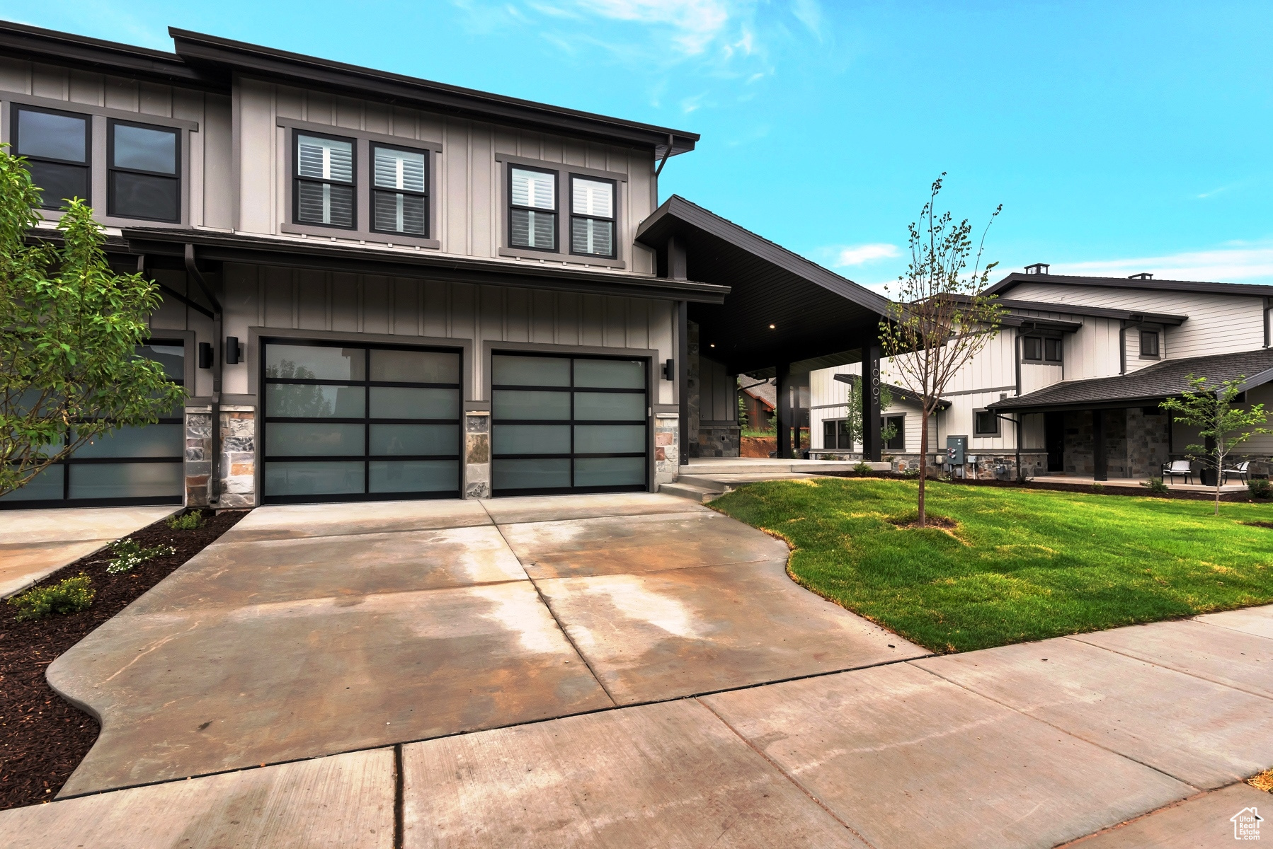 MAYFLOWER LAKESIDE - Residential